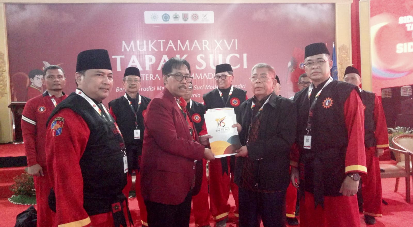 Afnan Hadikusumo menerima mandat kepemimpinan dari Ketua Sidang Pleno Muktamar