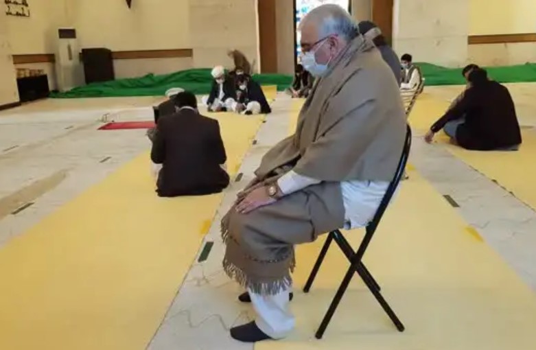 Hukum Mengimami Shalat Dalam Keadaan Duduk