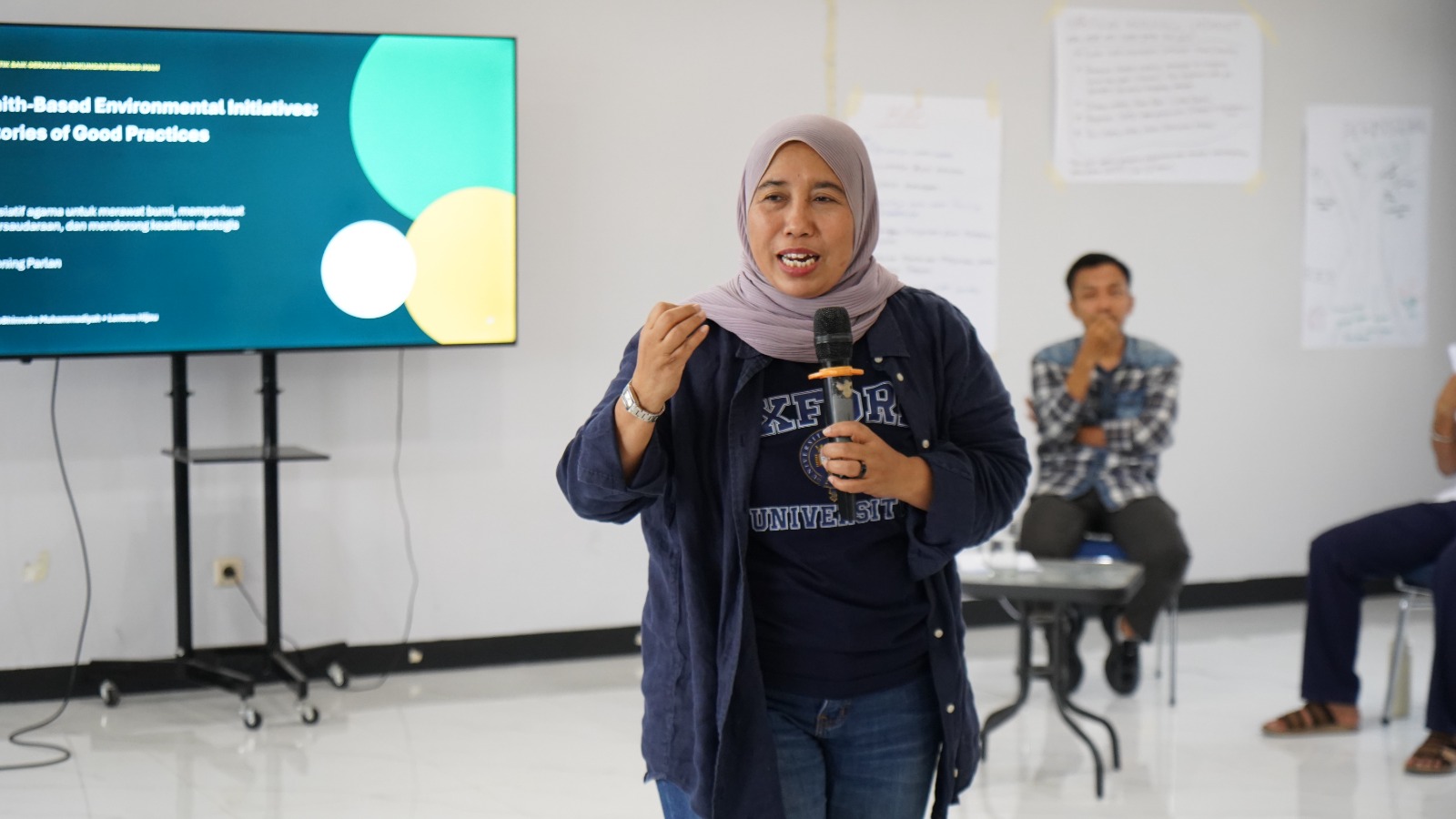 Hening Parlan menyampaikan materi pada Workshop Generasi Muda Lintas Iman: Mewujudkan Keadilan Ekologi dan Sosial.
