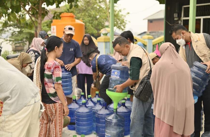 LAZISMU dan MDMC Kapuas Peduli, Berbagi Air Bersih untuk Warga