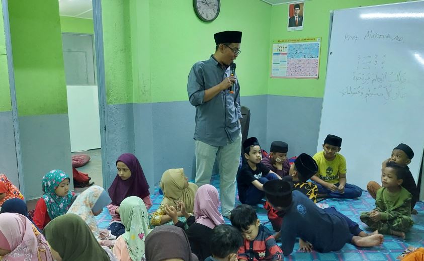 Suasana belajar tentang mengenal adab dalam rumah. Penyampaian dilakukan dengan permainan puzzle