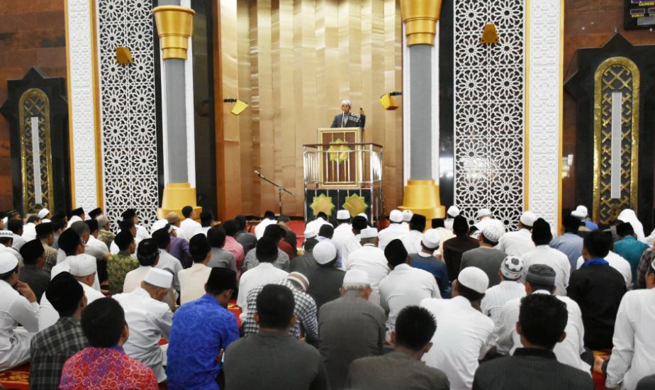 Hukum Khatib Memegang Tongkat Ketika Berkhutbah