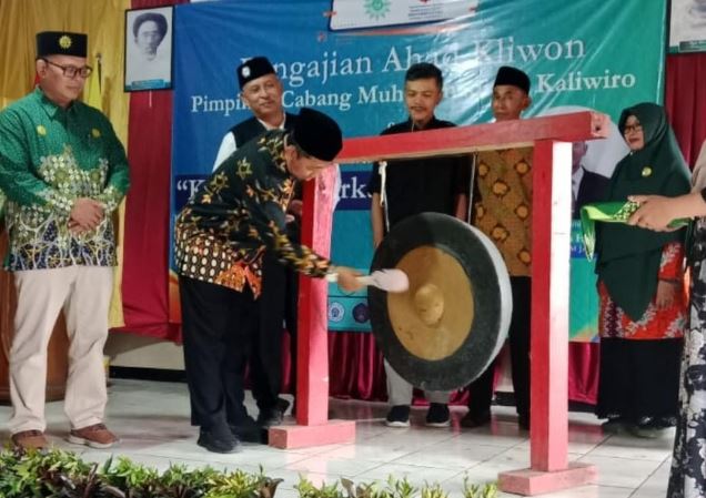 Pemukulan gong tanda launching oleh Ibnu Hasan