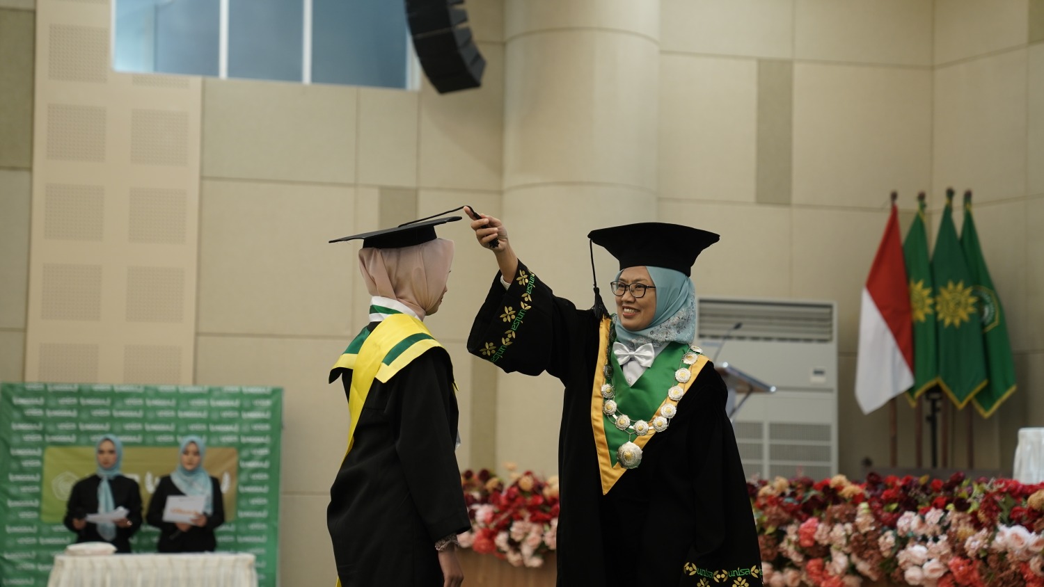 Rektor Unisa Yogyakarta Warsiti saat mewisuda mahasiswanya. Foto: Humas Unisa Yogyakarta